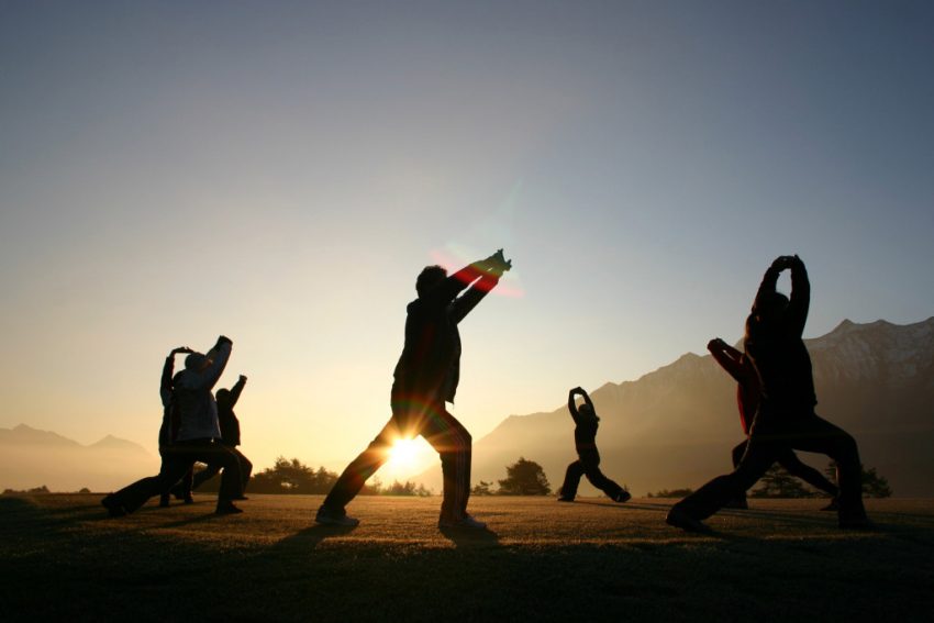 Gro§meister Shi Yan Liang Lehrt Qi Gong Im Tiroler Alpenresort Schwarz